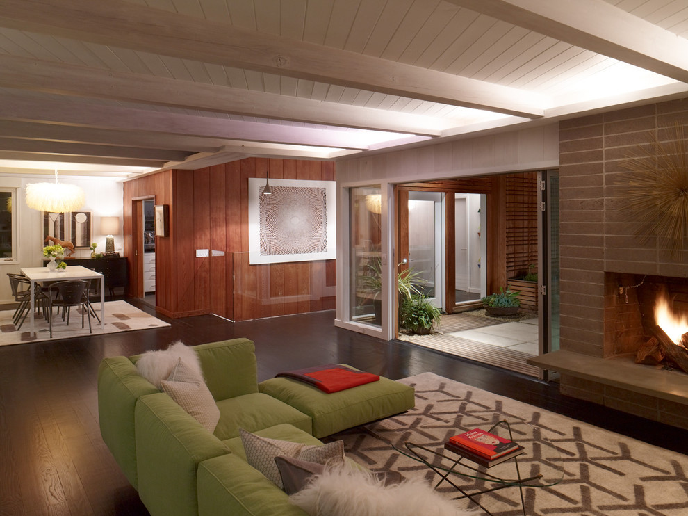 Пример оригинального дизайна: открытая гостиная комната в стиле ретро с стандартным камином