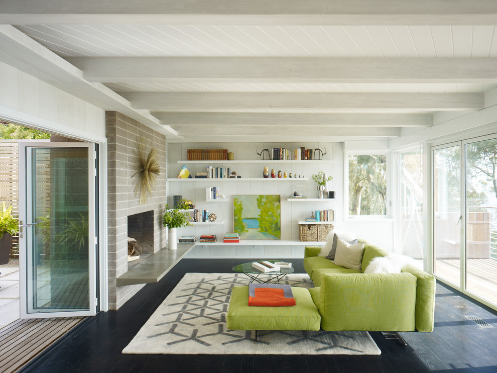 Idee per un soggiorno minimalista con libreria, pareti bianche, parquet scuro, nessuna TV e tappeto