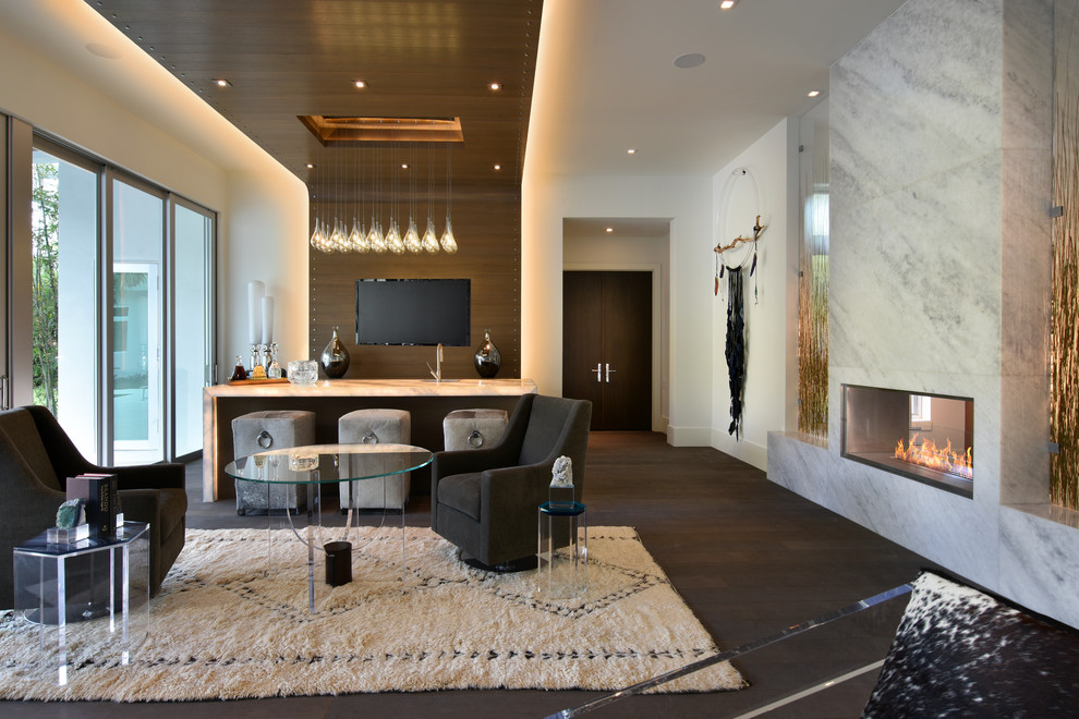 Exemple d'un salon tendance de taille moyenne et ouvert avec un mur blanc, une cheminée ribbon, un manteau de cheminée en métal, un téléviseur fixé au mur et un sol marron.