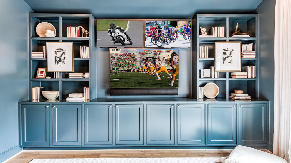 Imagen de salón moderno con televisor colgado en la pared