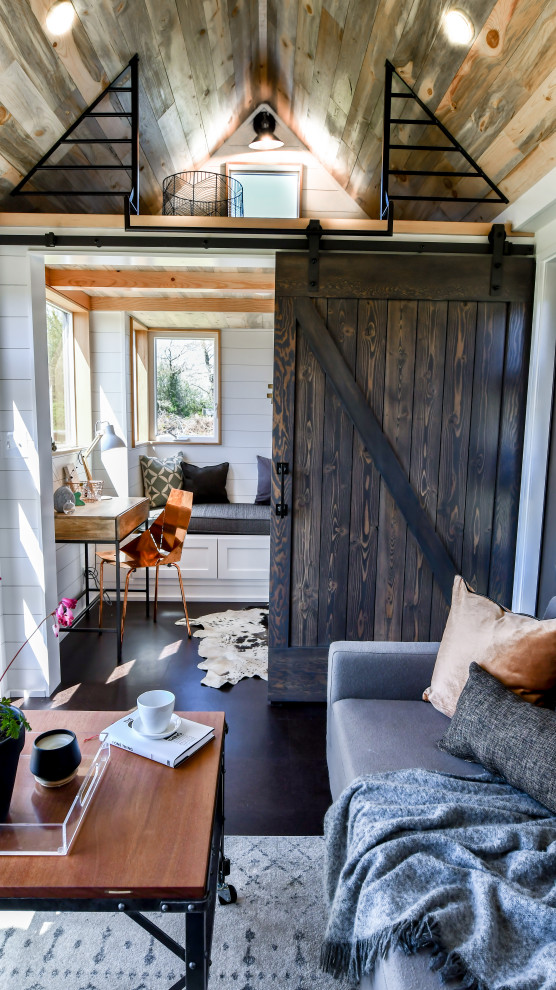 Foto di un piccolo soggiorno country stile loft con pareti bianche, pavimento in sughero, pavimento nero, soffitto in perlinato e pareti in perlinato