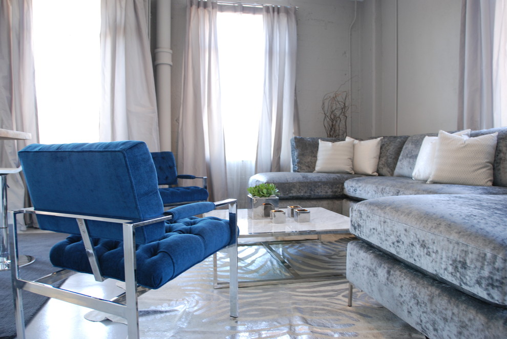 Cette photo montre un salon moderne ouvert avec un mur gris et sol en béton ciré.