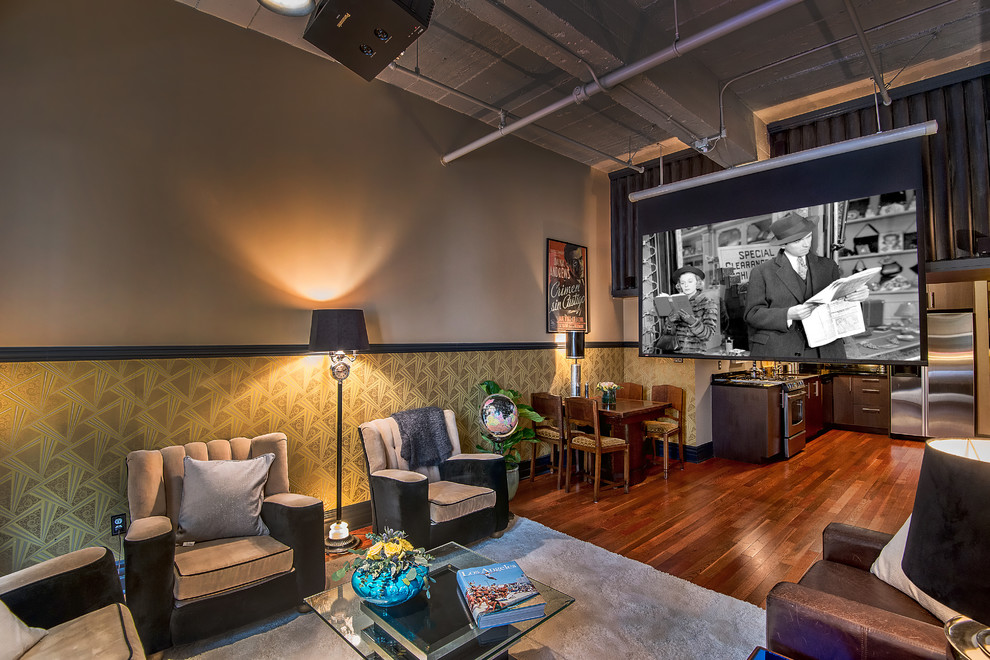 Immagine di un piccolo soggiorno bohémian aperto con pareti multicolore, pavimento in legno massello medio e TV a parete