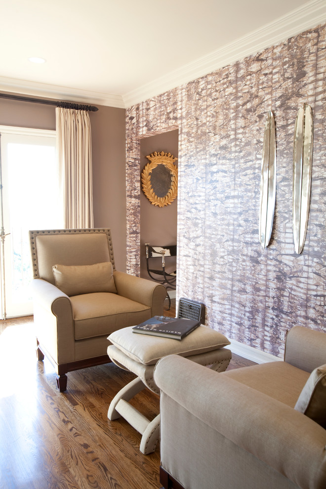 Идея дизайна: гостиная комната в стиле неоклассика (современная классика) с фиолетовыми стенами и акцентной стеной