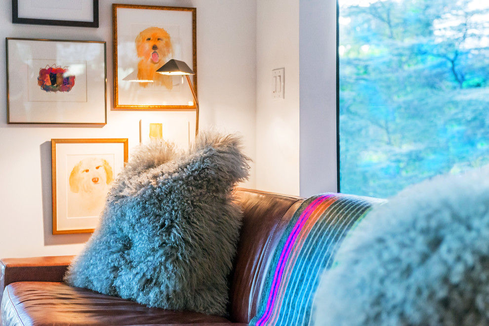 Idee per un piccolo soggiorno bohémian stile loft con pareti multicolore e parquet chiaro