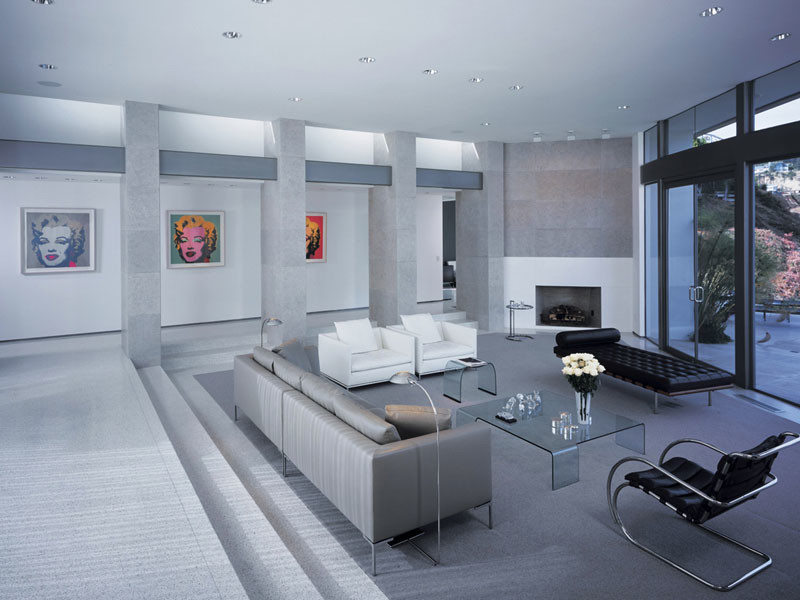 Пример оригинального дизайна: большая парадная, открытая гостиная комната в стиле модернизм с белыми стенами, стандартным камином и фасадом камина из камня без телевизора