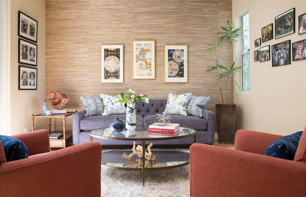 На фото: открытая гостиная комната среднего размера в стиле неоклассика (современная классика) с бежевыми стенами и светлым паркетным полом без камина, телевизора