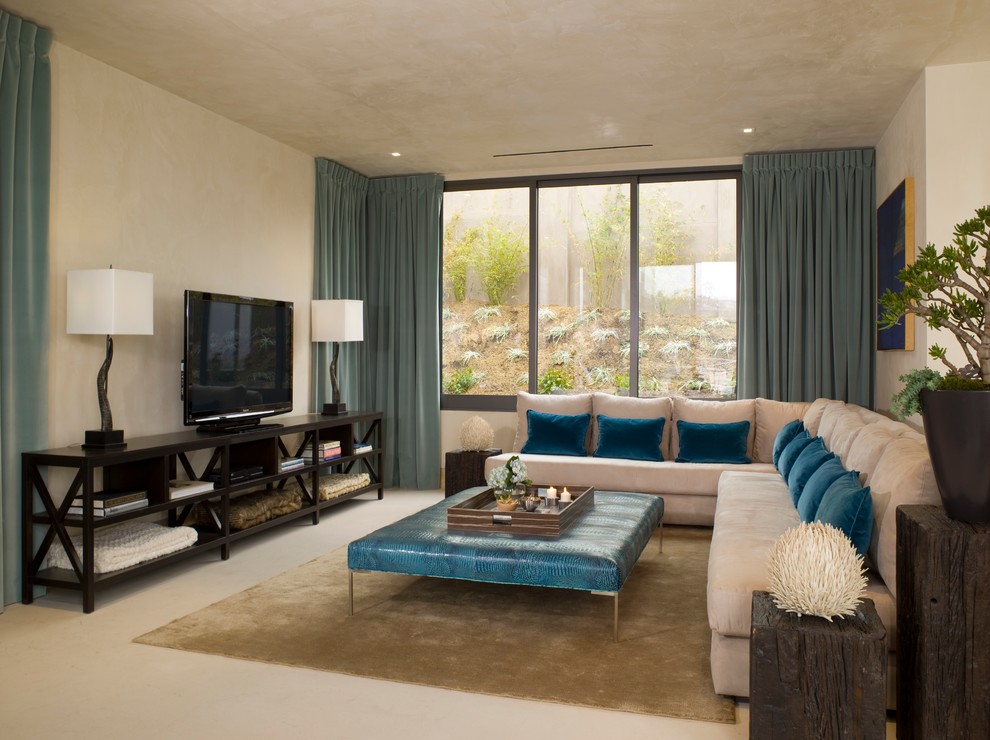 Exempel på ett modernt vardagsrum, med beige väggar och en fristående TV