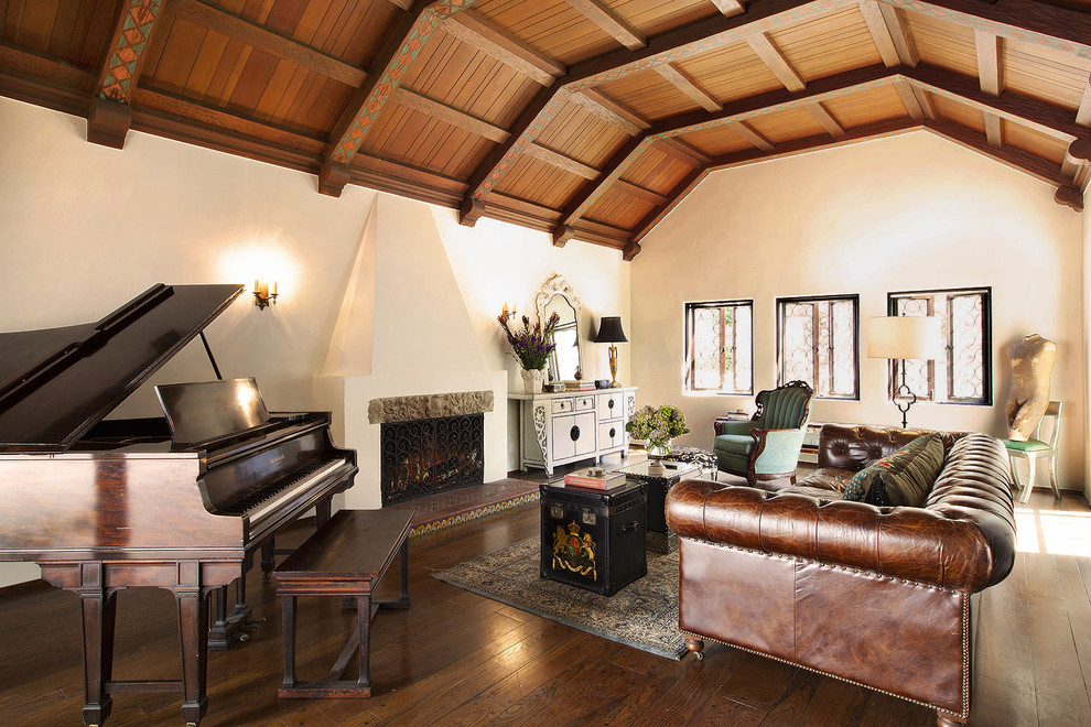 Ejemplo de salón con rincón musical contemporáneo con paredes beige, todas las chimeneas y televisor colgado en la pared