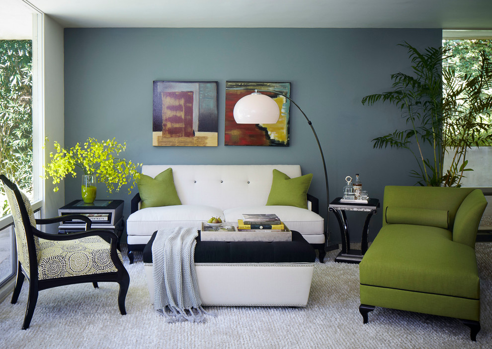 Mittelgroßes Retro Wohnzimmer mit grüner Wandfarbe und Teppichboden in Los Angeles