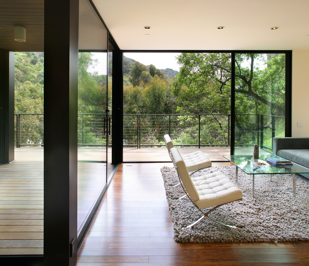 Diseño de salón minimalista con paredes beige