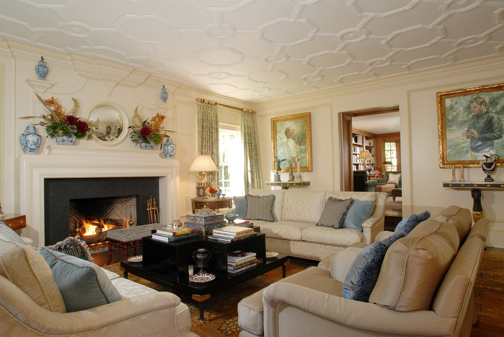 Modelo de salón clásico con paredes beige y todas las chimeneas
