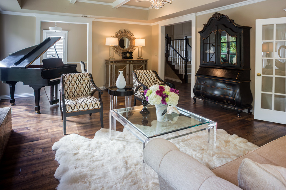 Mittelgroßes Klassisches Musikzimmer im Loft-Stil mit beiger Wandfarbe, braunem Holzboden, Kamin, gefliester Kaminumrandung und braunem Boden in Dallas