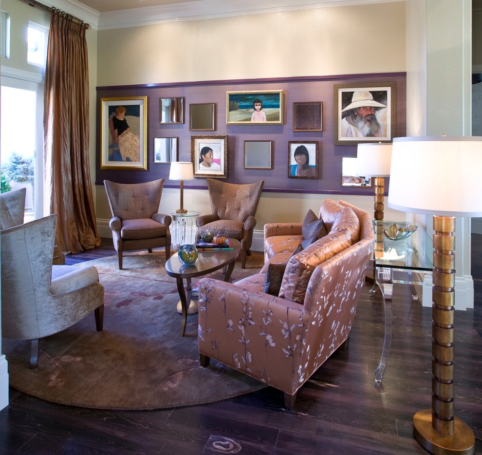 Mittelgroßes, Fernseherloses, Offenes Modernes Wohnzimmer mit beiger Wandfarbe und dunklem Holzboden in Sacramento