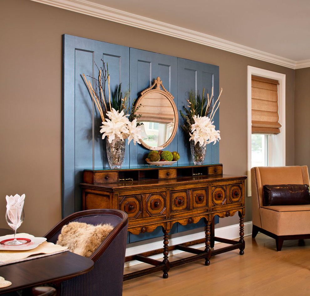 Стильный дизайн: большая открытая гостиная комната в стиле неоклассика (современная классика) с коричневыми стенами и светлым паркетным полом - последний тренд