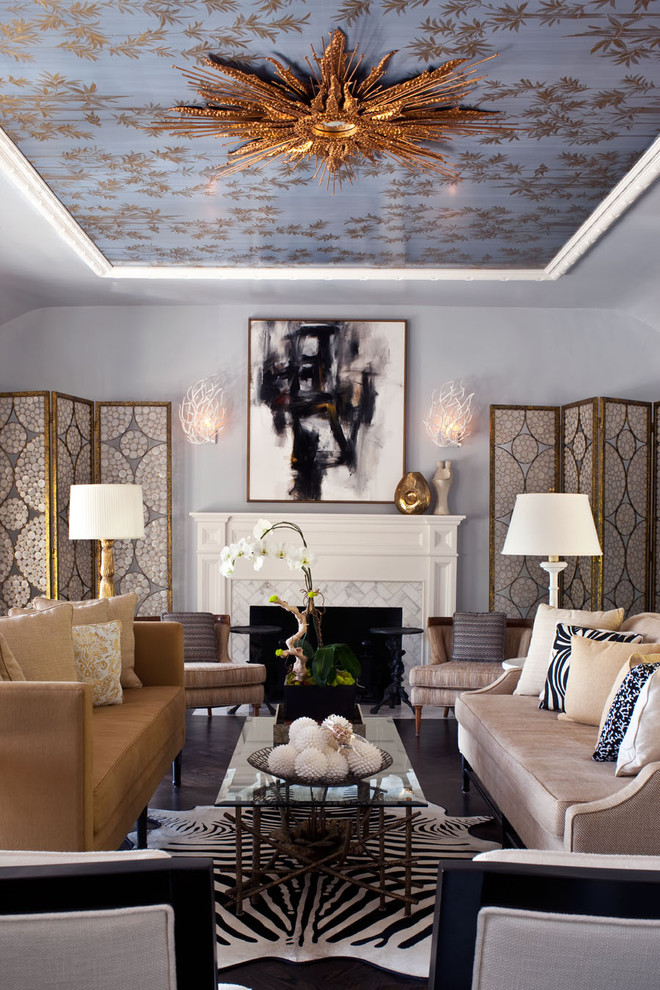 Идея дизайна: гостиная комната:: освещение в стиле неоклассика (современная классика) с синими стенами и стандартным камином