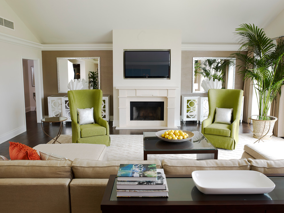 Пример оригинального дизайна: гостиная комната в современном стиле с бежевыми стенами, стандартным камином и телевизором на стене