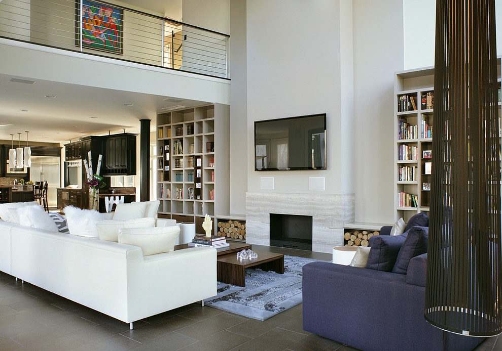 Идея дизайна: открытая гостиная комната среднего размера в стиле модернизм с белыми стенами, стандартным камином, телевизором на стене, полом из сланца, фасадом камина из камня и ковром на полу