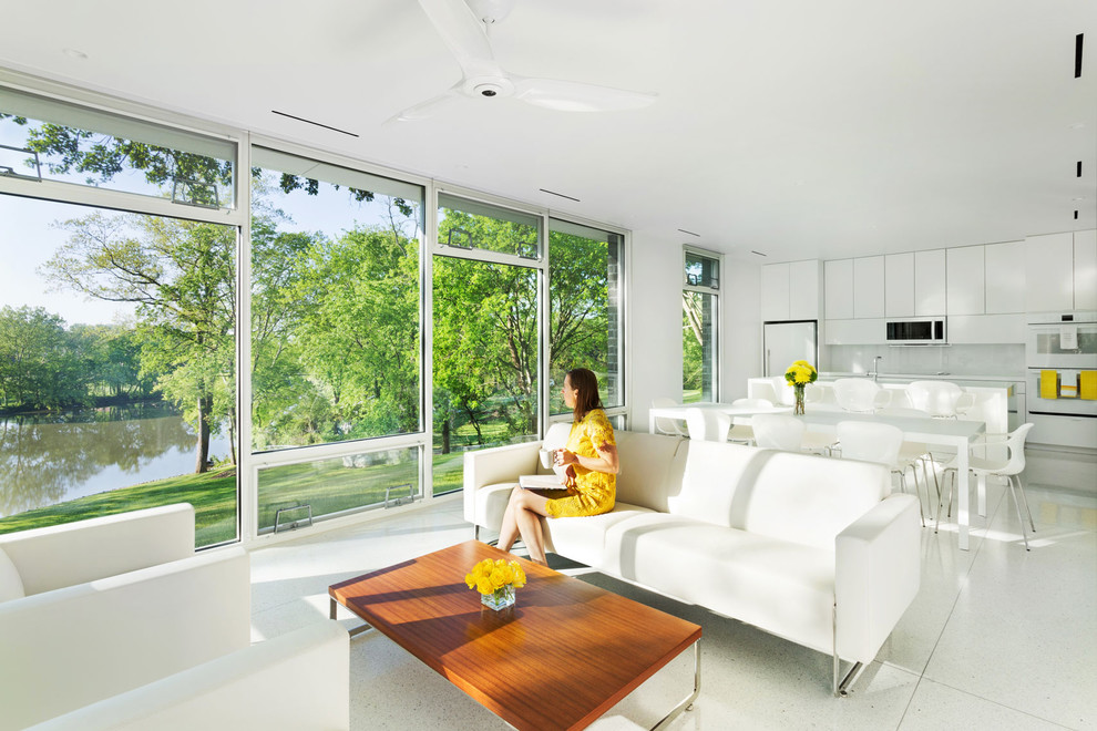 Foto di un soggiorno minimalista aperto con pareti bianche e pavimento bianco