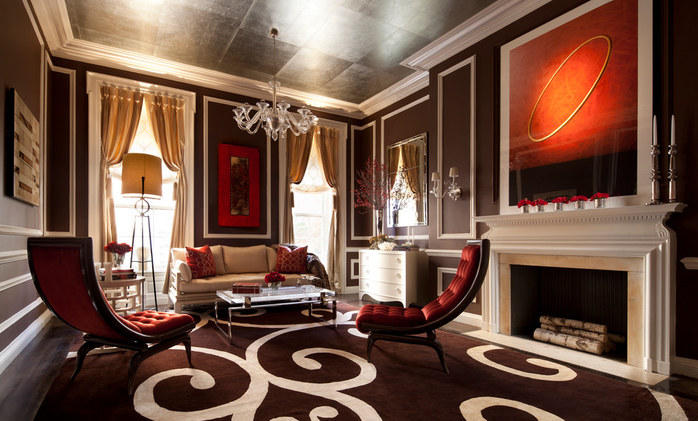 Inspiration pour un grand salon design fermé avec une salle de réception, un mur marron, parquet foncé, une cheminée standard et un manteau de cheminée en plâtre.