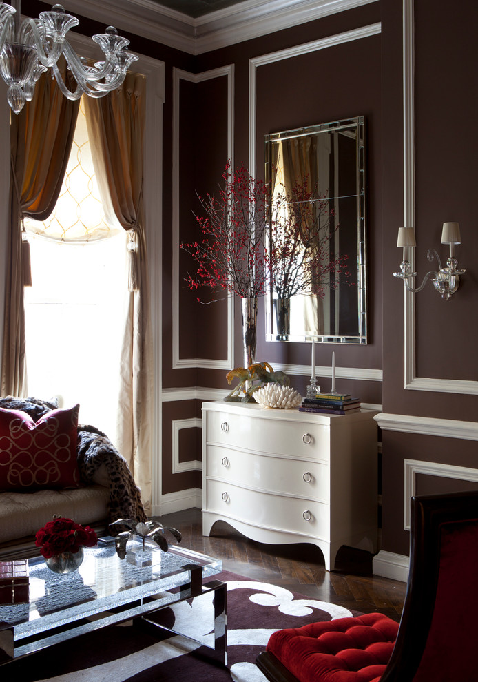 Foto di un grande soggiorno minimal chiuso con sala formale, pareti marroni, parquet scuro, camino classico e cornice del camino in intonaco