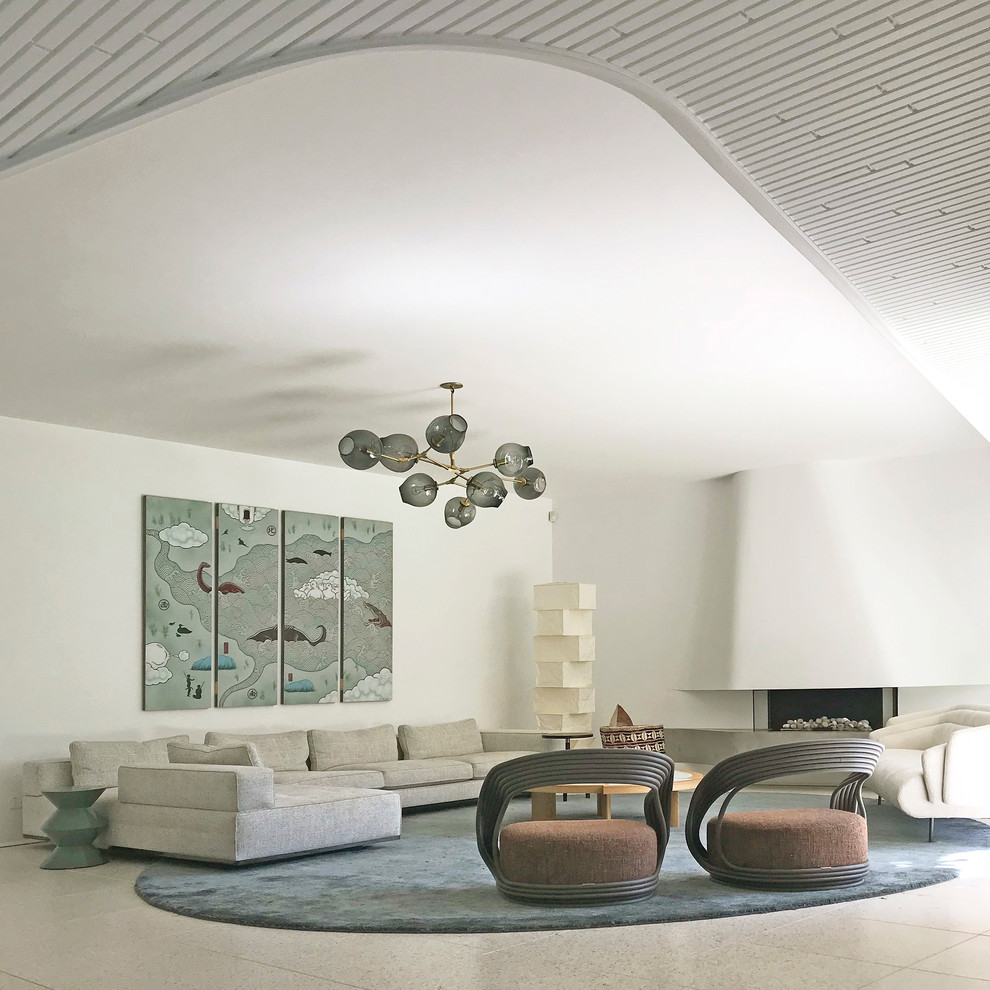На фото: гостиная комната в стиле модернизм с белыми стенами, стандартным камином и бежевым полом с