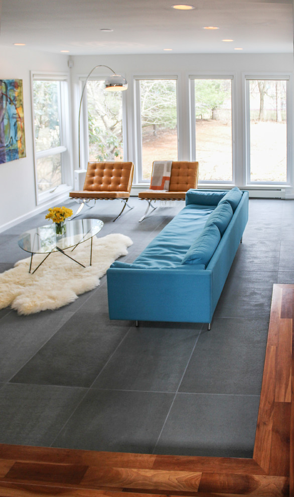 Idee per un soggiorno minimal di medie dimensioni e aperto con sala formale, pareti bianche, camino classico, cornice del camino in pietra e pavimento blu