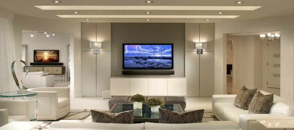 Diseño de salón abierto minimalista grande sin chimenea con paredes blancas, televisor colgado en la pared y suelo blanco