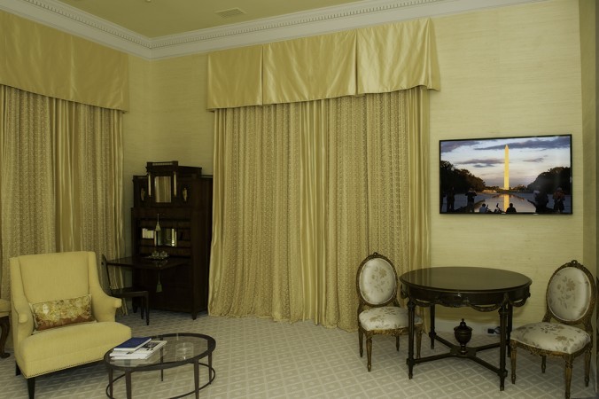 Foto de salón para visitas cerrado clásico de tamaño medio con moqueta, suelo beige, paredes beige y televisor colgado en la pared
