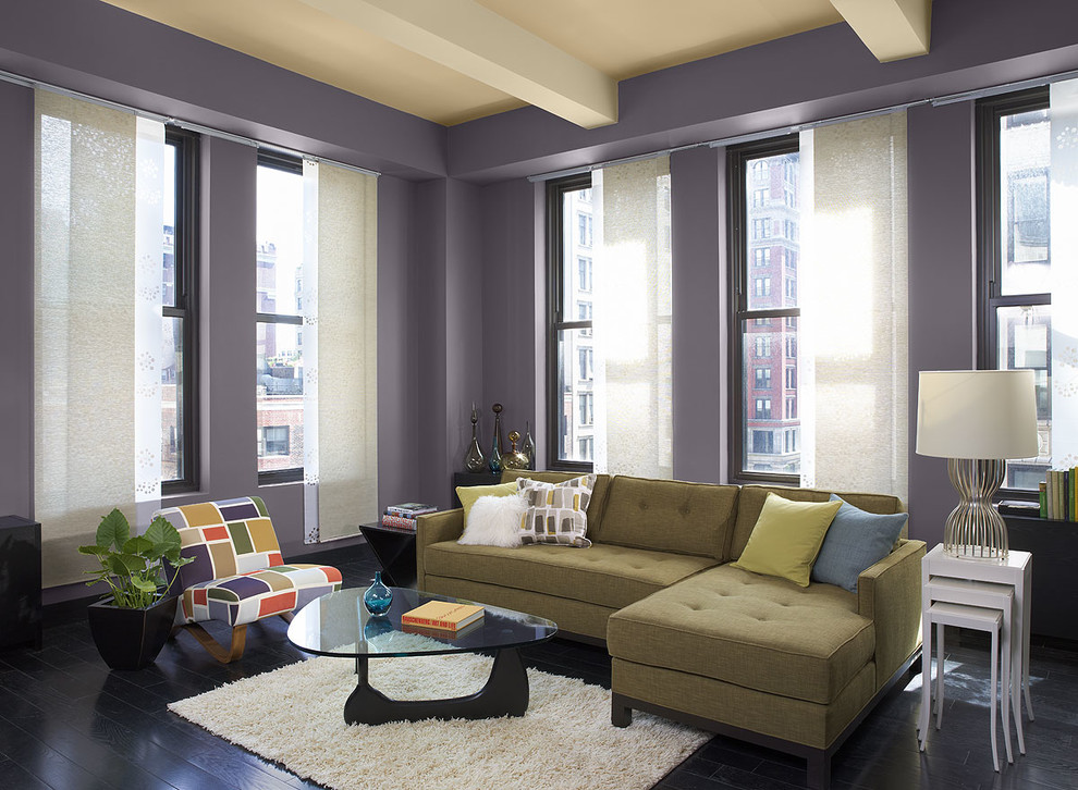 На фото: парадная гостиная комната в современном стиле с фиолетовыми стенами и темным паркетным полом с