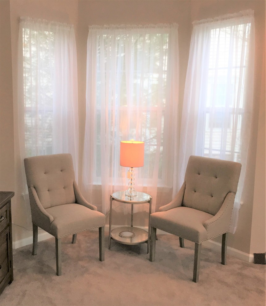 Foto di un soggiorno classico di medie dimensioni e aperto con pareti grigie, moquette, TV a parete e pavimento beige
