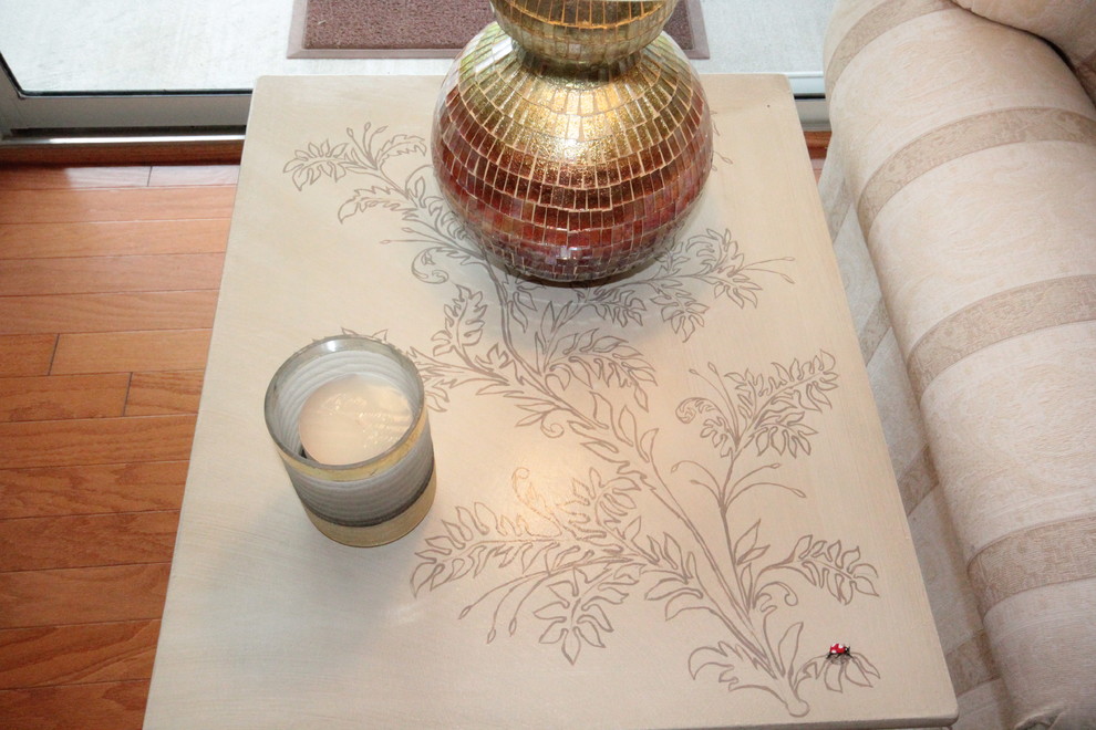 Exempel på ett mellanstort eklektiskt separat vardagsrum, med beige väggar, mellanmörkt trägolv, en standard öppen spis, en spiselkrans i trä och beiget golv