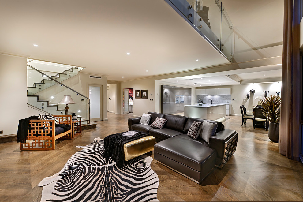 Idee per un soggiorno contemporaneo aperto con sala formale, pareti bianche e pavimento in legno massello medio