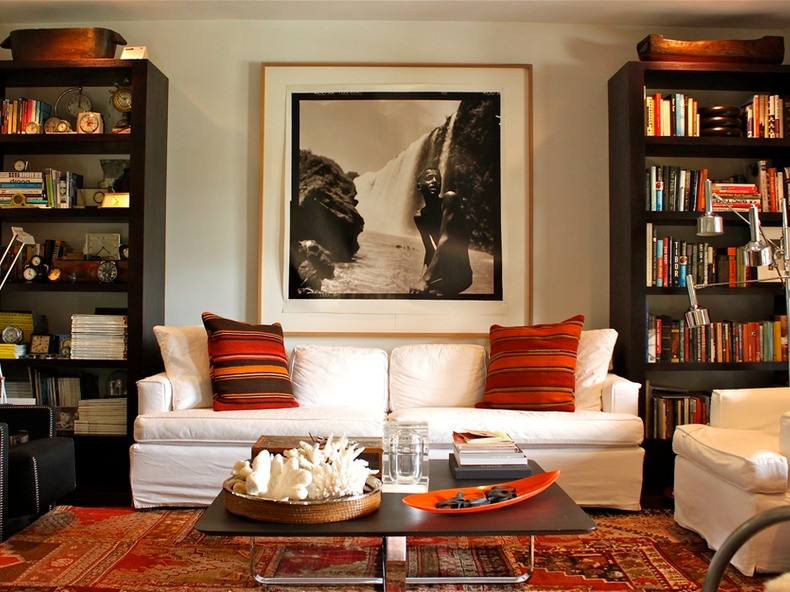Ispirazione per un soggiorno design di medie dimensioni con pareti bianche, sala formale, parquet scuro e pavimento marrone