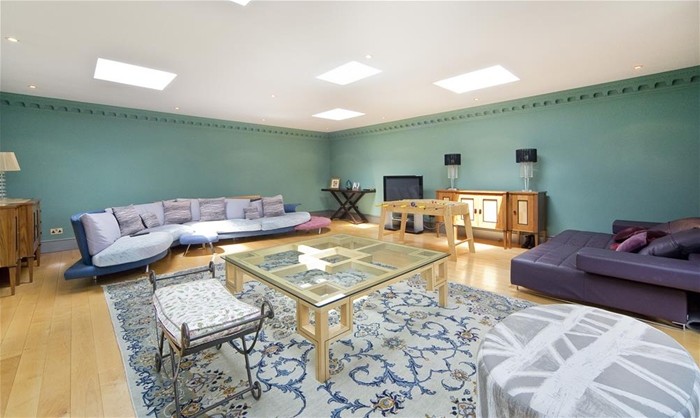 Immagine di un ampio soggiorno classico aperto con pareti verdi, parquet chiaro, nessun camino e TV autoportante