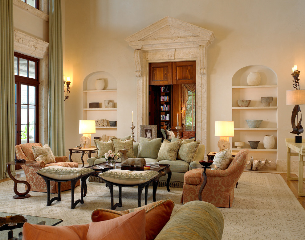 На фото: гостиная комната в средиземноморском стиле с красивыми шторами с