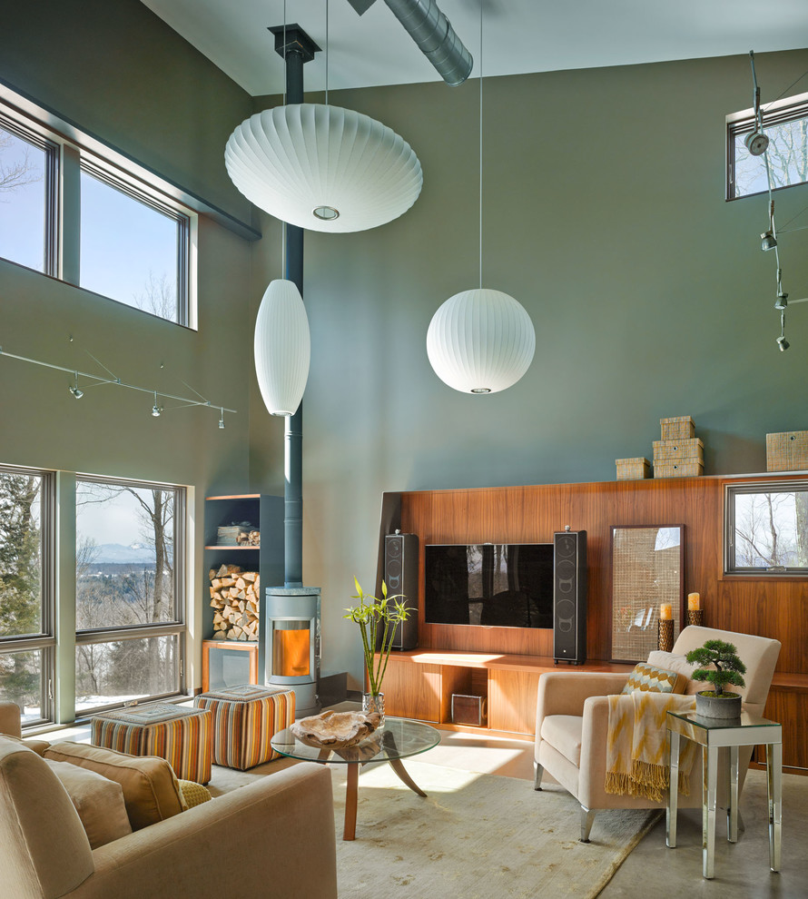 Repräsentatives Modernes Wohnzimmer mit TV-Wand, grüner Wandfarbe und Kaminofen in Burlington
