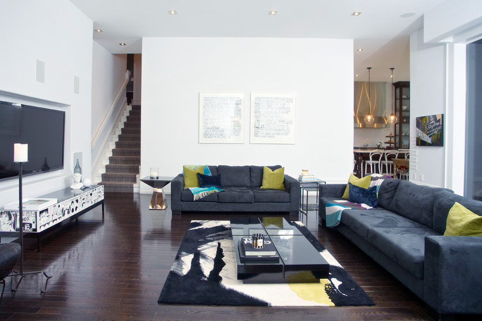 Immagine di un soggiorno design chiuso con pareti bianche, parquet scuro, TV a parete e pavimento marrone