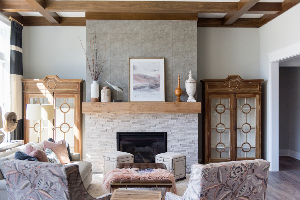 Imagen de salón para visitas cerrado actual de tamaño medio sin chimenea y televisor con paredes beige y suelo de madera oscura