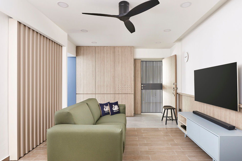 Immagine di un soggiorno minimal chiuso con pareti bianche, TV a parete e pavimento marrone