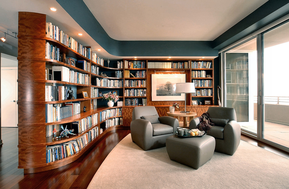 Cette image montre un salon design de taille moyenne avec une bibliothèque ou un coin lecture.