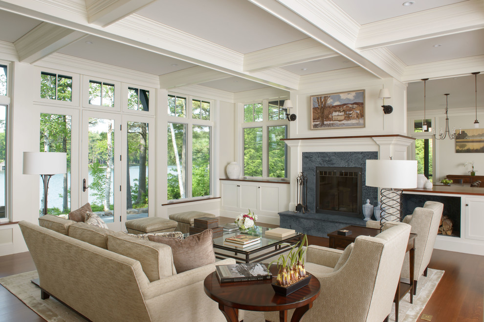 Klassisches Wohnzimmer mit weißer Wandfarbe, dunklem Holzboden, Kamin und braunem Boden in New York