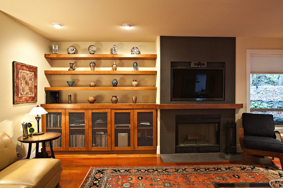 Mittelgroße, Abgetrennte Rustikale Bibliothek mit weißer Wandfarbe, braunem Holzboden, Kamin, gefliester Kaminumrandung, TV-Wand und braunem Boden in Portland