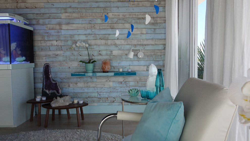 Mittelgroßes, Repräsentatives, Fernseherloses, Offenes Maritimes Wohnzimmer ohne Kamin mit weißer Wandfarbe und hellem Holzboden in Miami