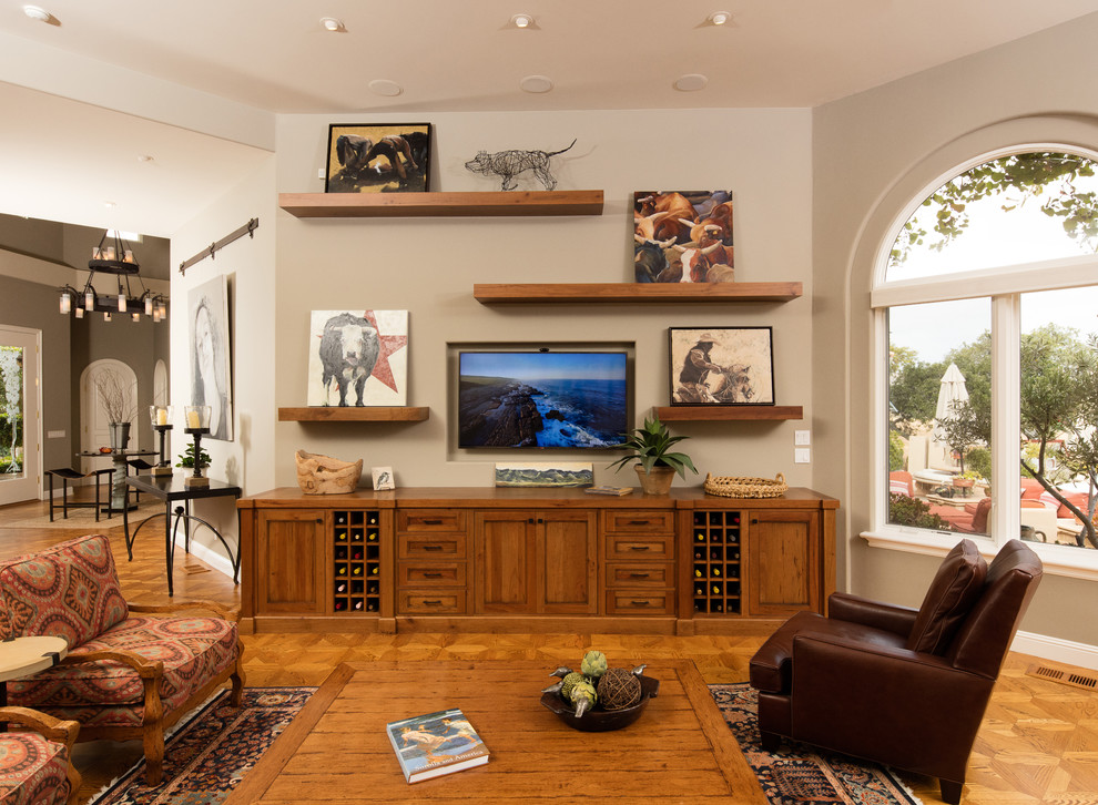 Mittelgroßes, Offenes Landhausstil Wohnzimmer ohne Kamin mit beiger Wandfarbe, braunem Holzboden, TV-Wand und beigem Boden in San Luis Obispo