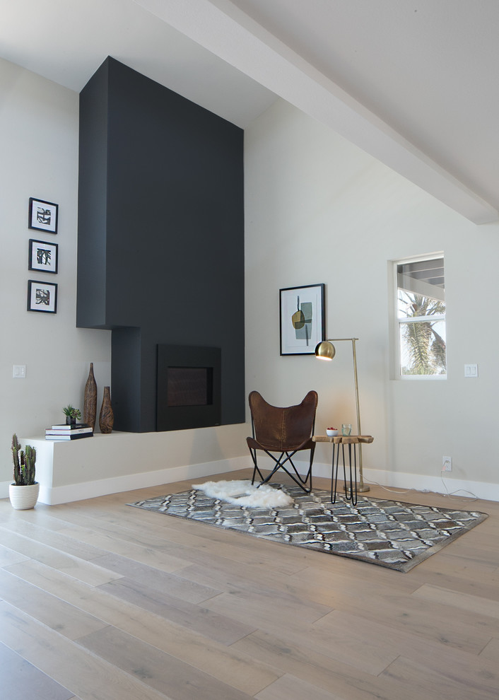 Modelo de salón para visitas abierto moderno de tamaño medio con paredes marrones, suelo de madera clara, todas las chimeneas, televisor colgado en la pared y suelo beige