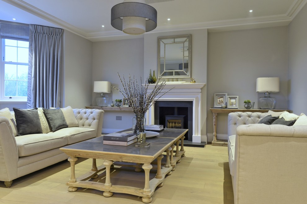Repräsentatives Modernes Wohnzimmer mit grauer Wandfarbe und hellem Holzboden in Gloucestershire