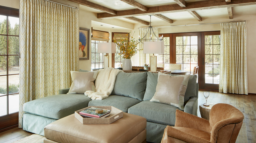 Ejemplo de salón abierto de estilo de casa de campo grande con paredes beige y suelo de madera en tonos medios