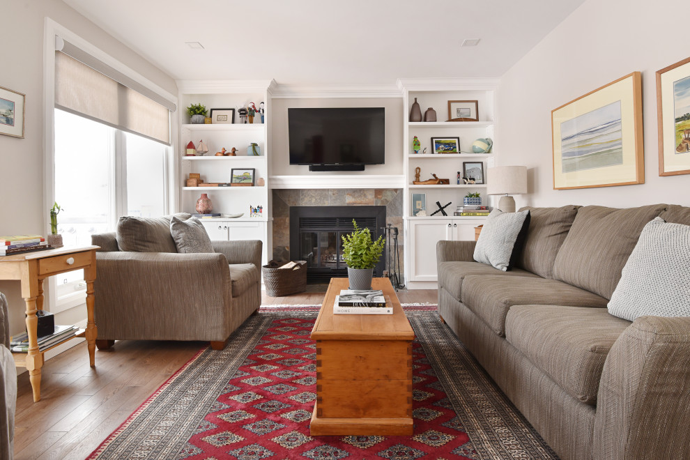 Mittelgroßes, Abgetrenntes Klassisches Wohnzimmer mit beiger Wandfarbe, braunem Holzboden, TV-Wand und braunem Boden in Toronto