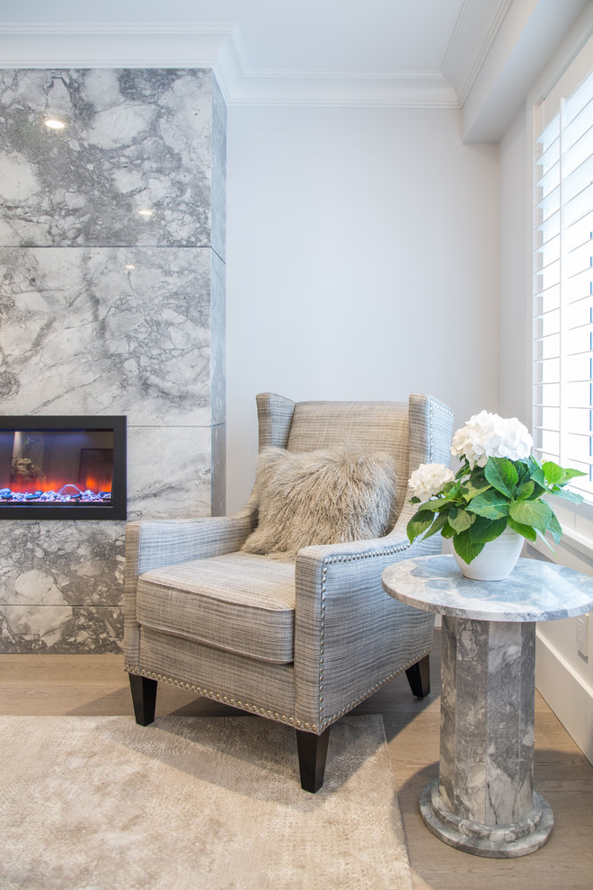 Idée de décoration pour un salon tradition de taille moyenne et ouvert avec un mur blanc, un sol en bois brun, une cheminée standard, un manteau de cheminée en pierre et un sol gris.